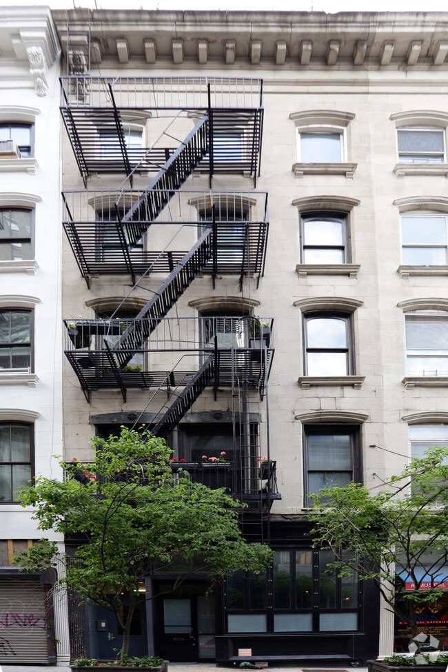 Building Photo - 17 Warren St