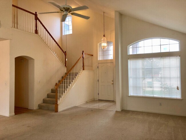 Foto del edificio - $2,595 Bullard & Polk, 4 Bedroom Home - W....