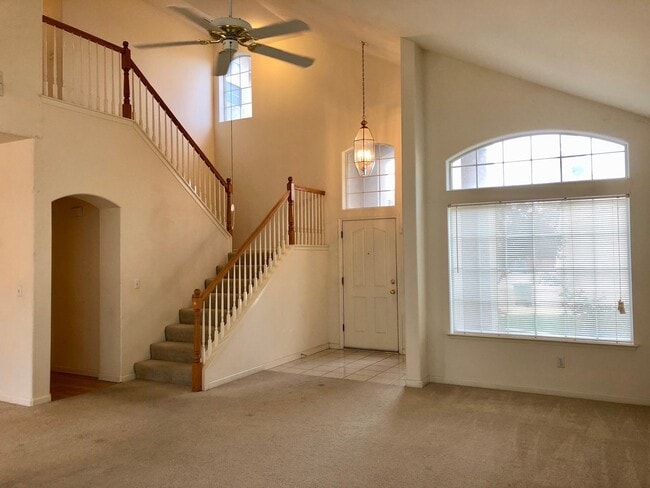 Foto del edificio - $2,595 Bullard & Polk, 4 Bedroom Home - W. Roberts Ave, Fresno