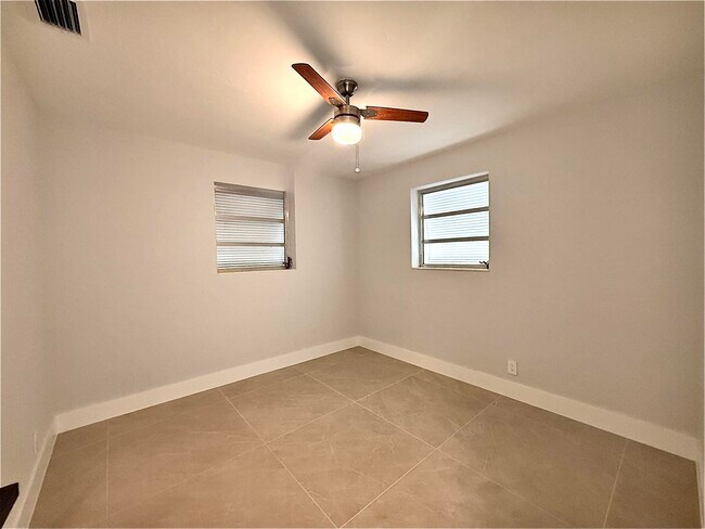 Foto del edificio - 2018 Whitney Rd