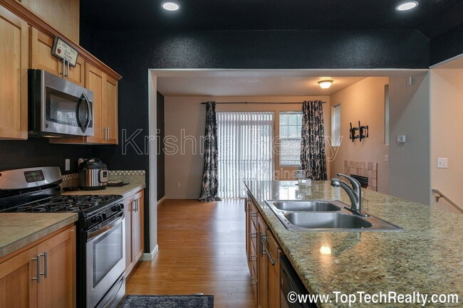 Building Photo - 477 NE Edgeway Drive