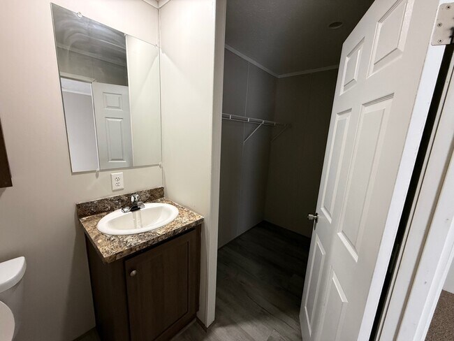 Foto del edificio - 124 Campbell Dr