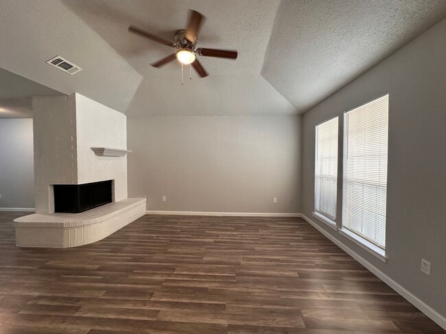 Foto del edificio - Spacious 3 bedroom, 2 full Bath Duplex Loc...