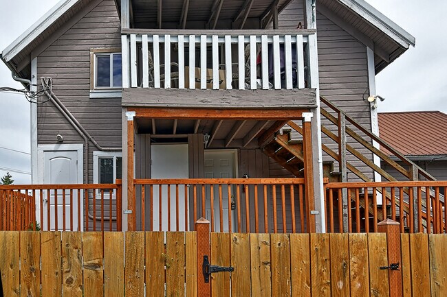 Second Floor Entry - 2506 Hartford Dr