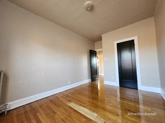 Foto del edificio - 1639 W 80th St