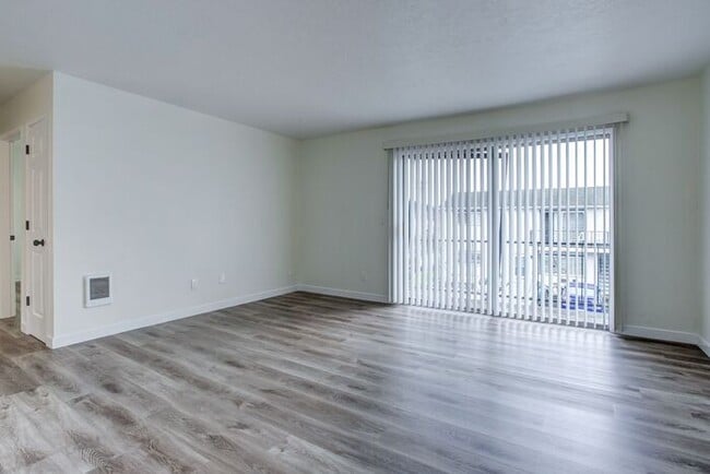Building Photo - Remodeled 2 bedroom across from Providence...