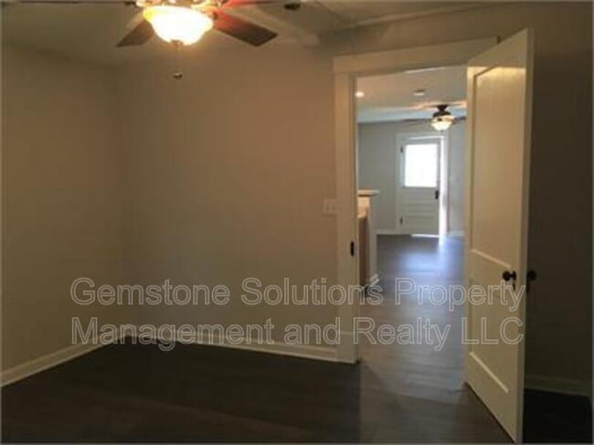 Building Photo - 405 Granbury St