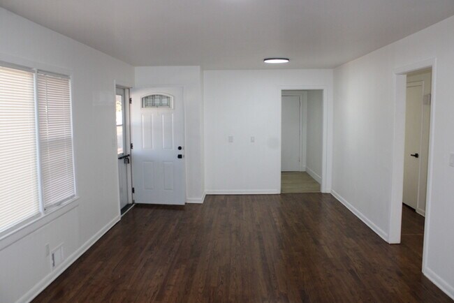 Foto del edificio - Cozy 2-bedroom, 1-bath home with vanity located in Independence, MO