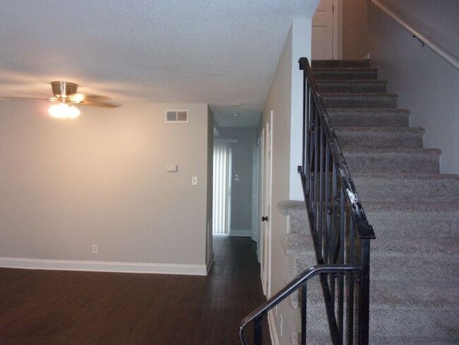 Building Photo - Recently Renovated 2 Bedroom 1 1/2 Bath To...