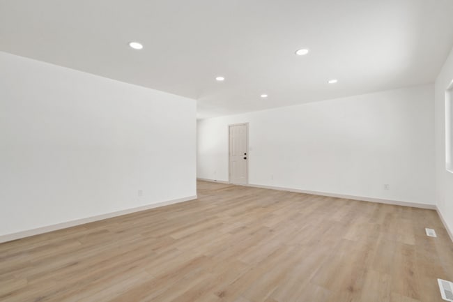 Building Photo - 413 Irish Dr