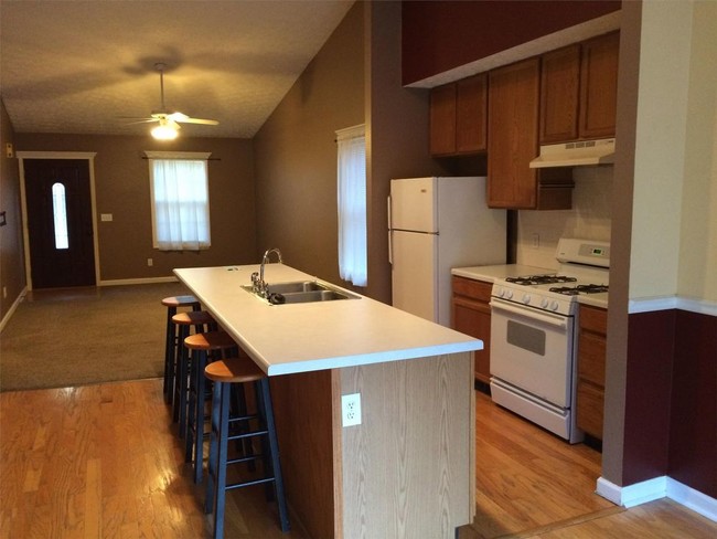 Building Photo - 440 Lakeview Dr