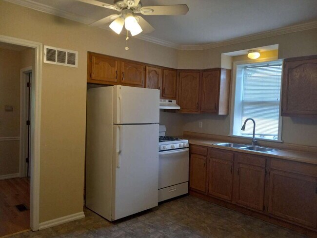 Building Photo - Charming & Updated Home Ready for Move-In
