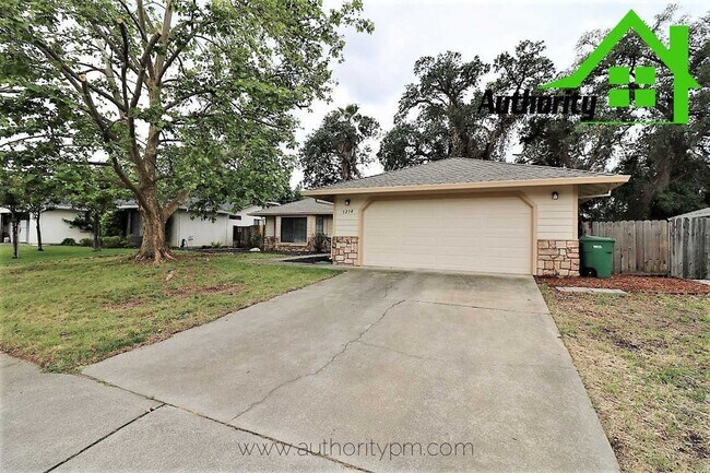 Building Photo - 3210 Driftstone Dr. Great size home, Centr...