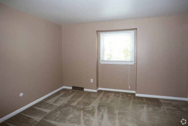 Building Photo - 840 SqFt 2 Bedroom Apartment