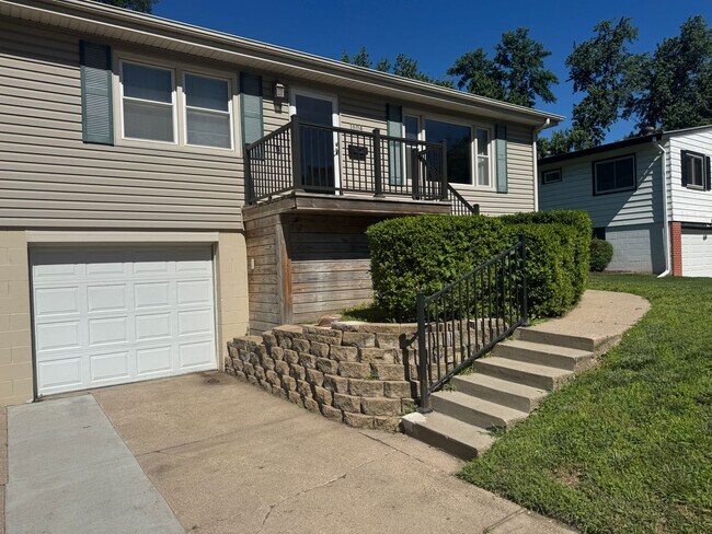 Foto del edificio - Raised Ranch Near Offutt AFB with Finished Basement & Oversized Garage