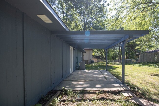 Building Photo - 3 Bed 2 Bath Home in Meadowbrook West Neighborhood