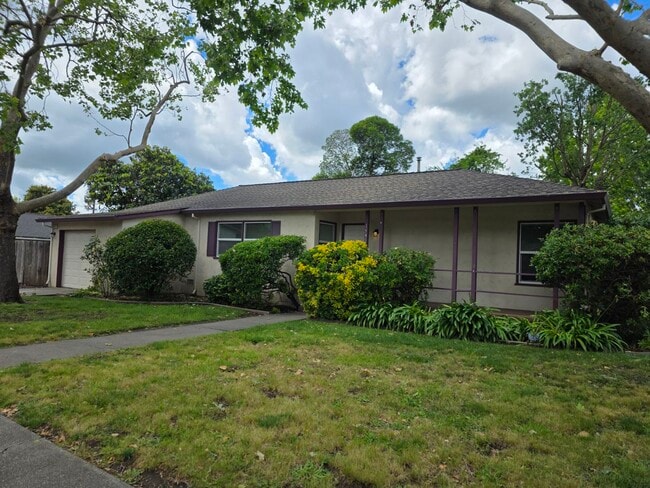 Building Photo - 1545 Brookside Dr