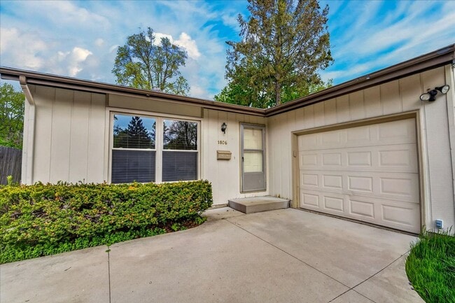 Building Photo - 1806 Golden Oak Ln