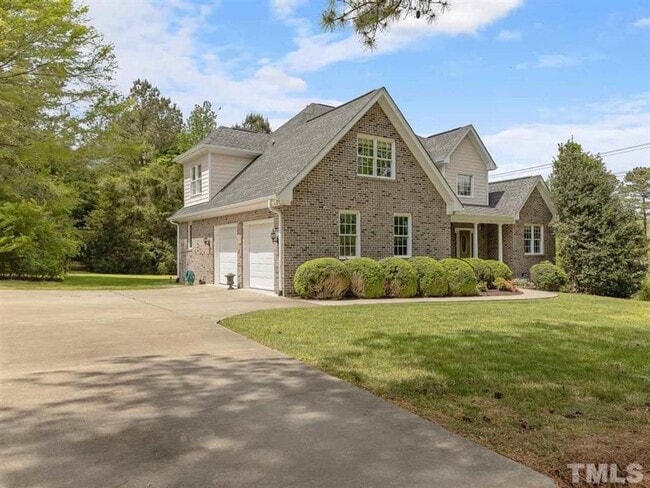Building Photo - Beautiful Luxury Home In A Gated Community...