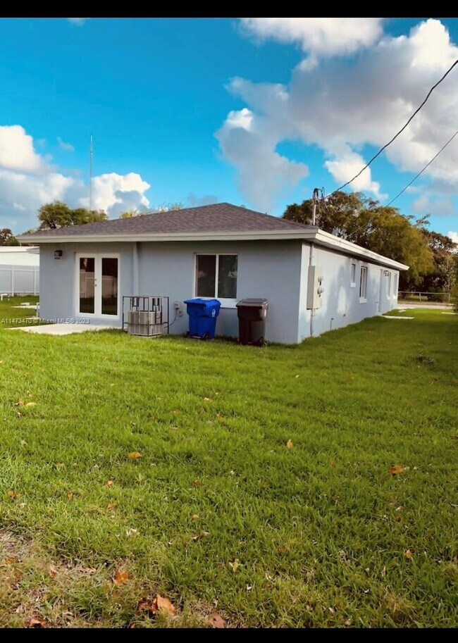 Foto del edificio - 5811 SW 26th St