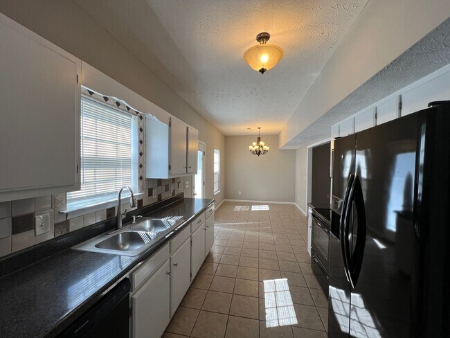Building Photo - 3 BR, 2.5 BA, 2 Car Garage, Fenced in Back...