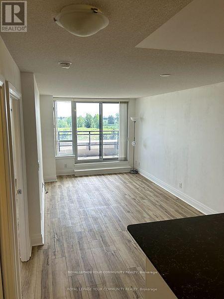 Photo du bâtiment - 1060-1060 Sheppard Ave W