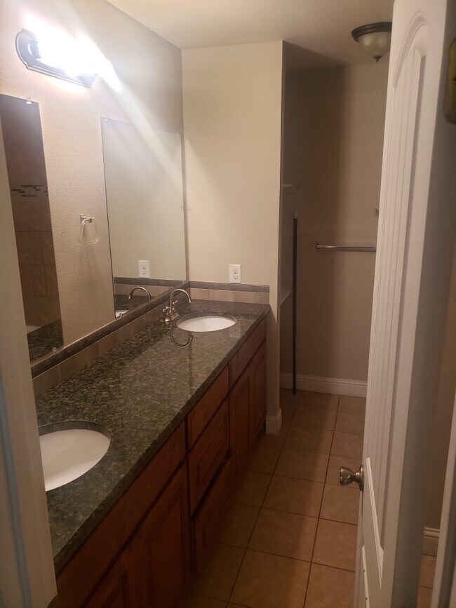 Foto del edificio - Duplex Home Available 76116