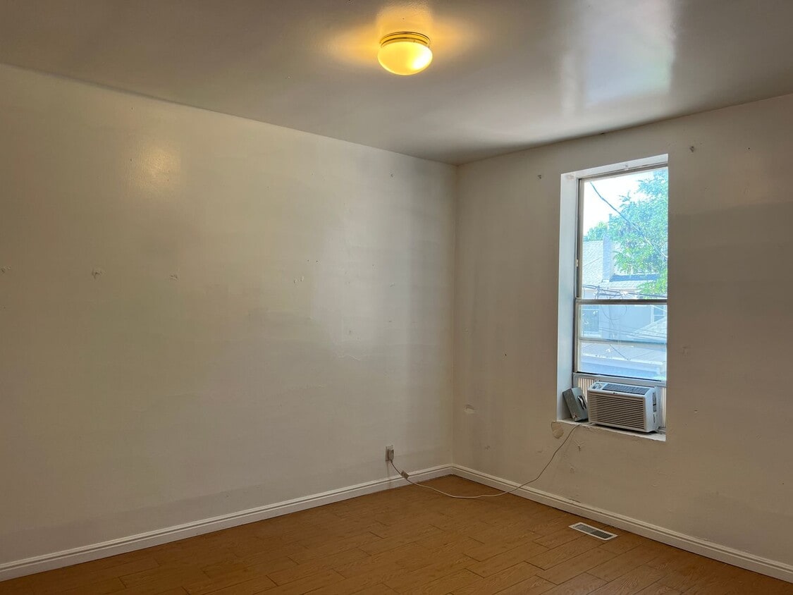 Good size private guy room in avenues ! - Good size private guy room in avenues !