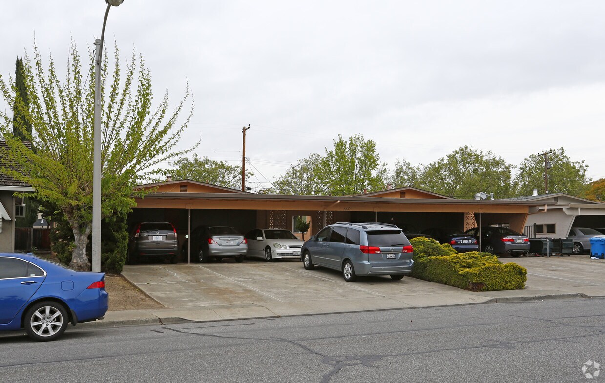 Building Photo - 2225 Royal Dr