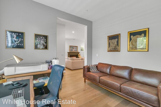 Building Photo - 3 br, 3.5 bath House - 3152 Mckinley Villa...