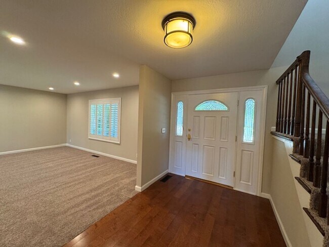 Foto del edificio - Gorgeous 2 story 5 bedroom home w/pool in ...