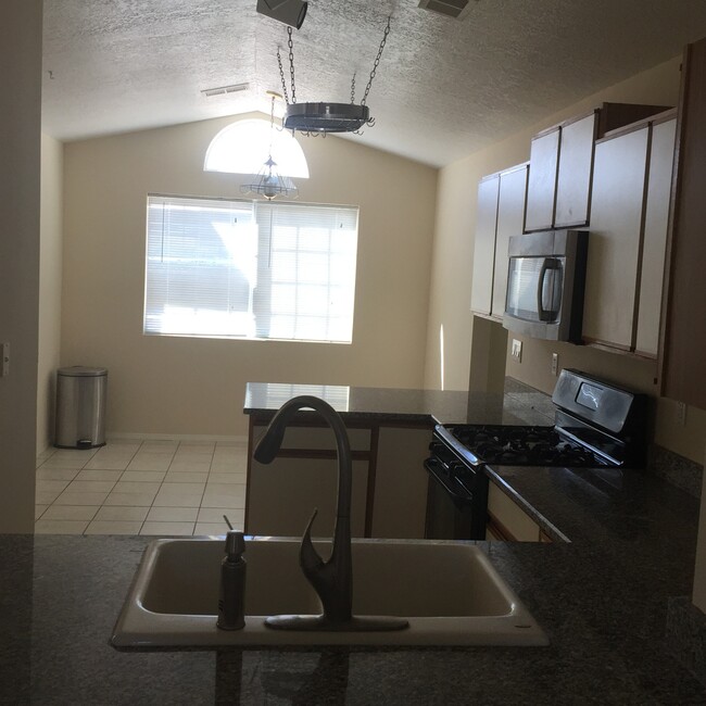 Building Photo - 7401 Branco Dr NE