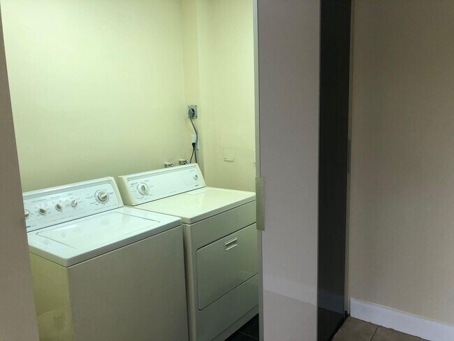 Foto del edificio - 10709 Cleary Blvd