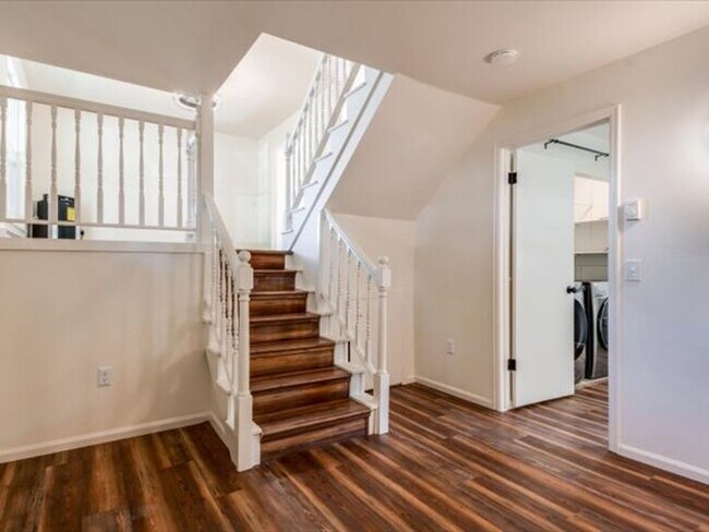 Building Photo - WELCOME TO THIS CHARMING HOME!
