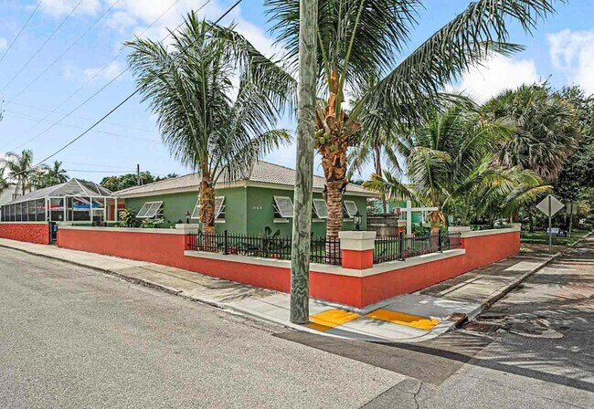 Building Photo - 532 N Palmway