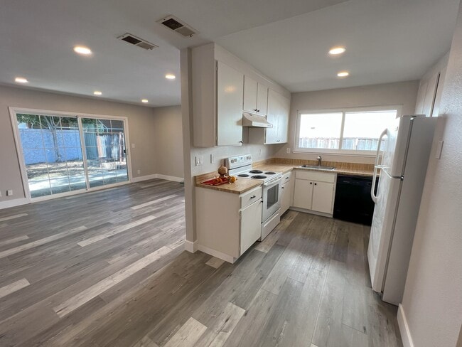 Building Photo - 5177 Oxbow Ct