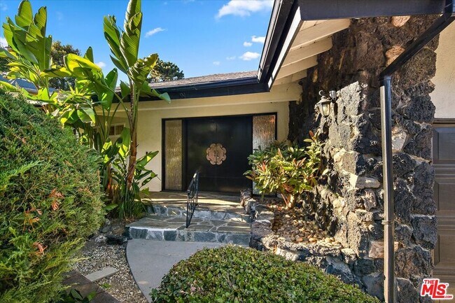 Foto del edificio - 15451 Longbow Dr
