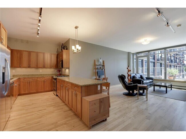 Building Photo - 215 10th Ave S