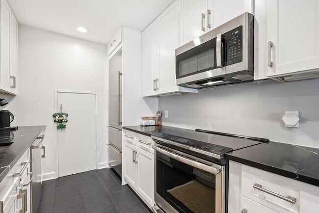 Foto del edificio - 1710 Summit Pl NW