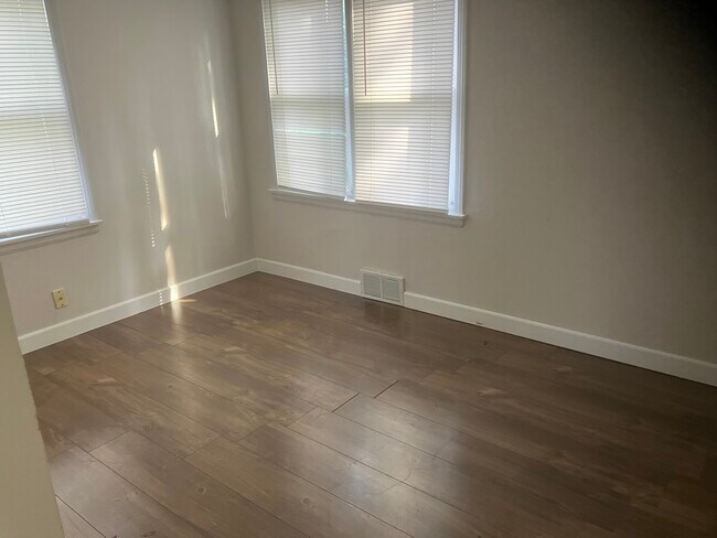 Dormitorio - 57 Logan Ave W