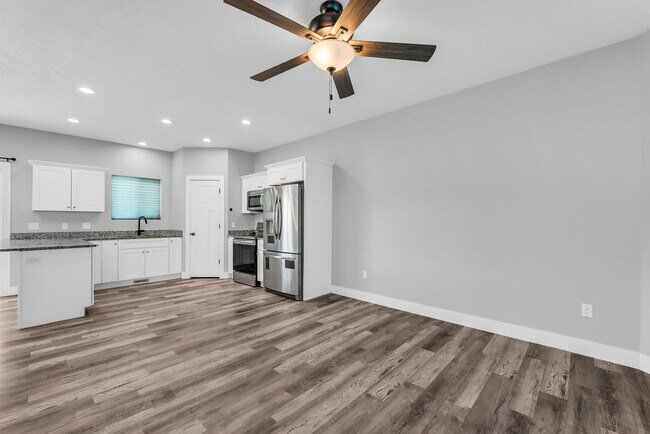 Foto del edificio - Beautiful 2020 Layton Home with High Ceilings & Modern Finishes