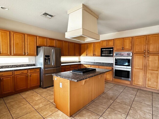 Building Photo - HIGHLY DESIRABLE AND SPACIOUS GATED COMMUN...