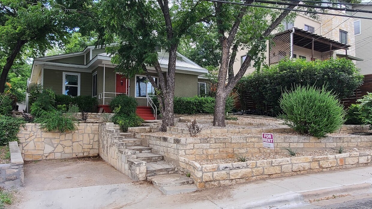 Primary Photo - 902 E Live Oak St