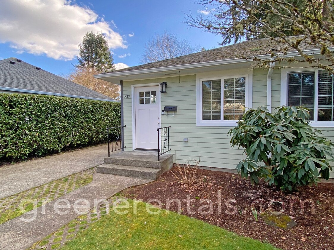 Foto principal - Beautifully Remodeled 2BD/1BA Duplex in Ol...