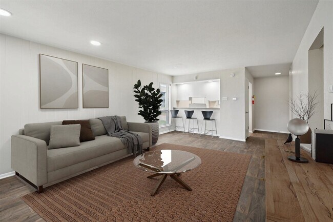 Building Photo - 1370 S Rigsbee Dr