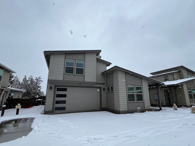 Foto del edificio - Newer 3 Bed/2 Bath Construction on Bend's Eastside - Cessna Drive