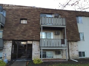 Building Photo - 1454 W River Rd N