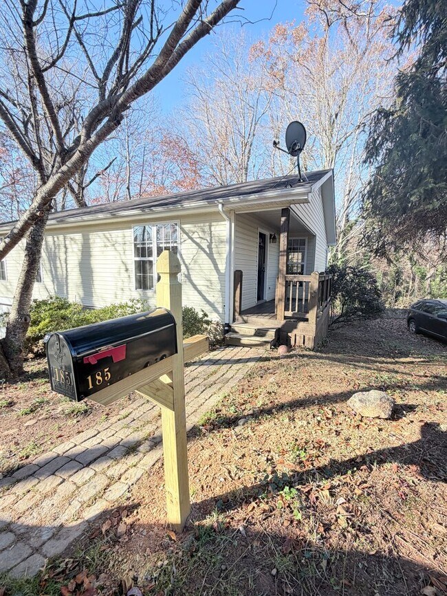 Foto del edificio - West Asheville 3 Bed, 2 Bath Home For Rent