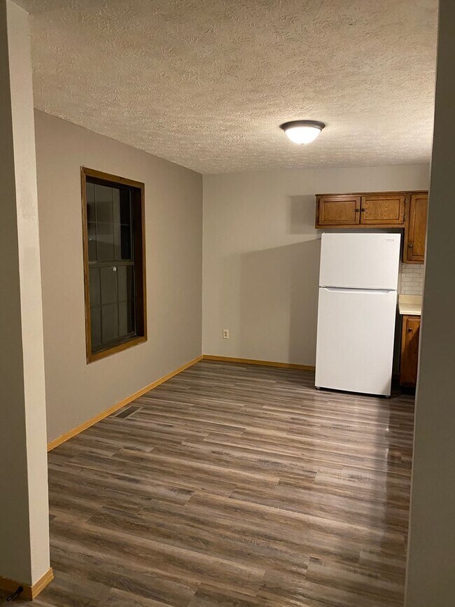 Foto del edificio - Coming Available Soon!!