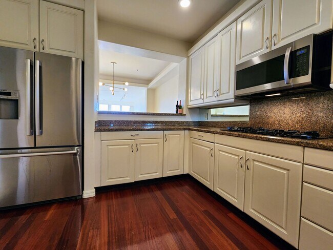 Building Photo - 2 Bedroom Condo in Tiburon